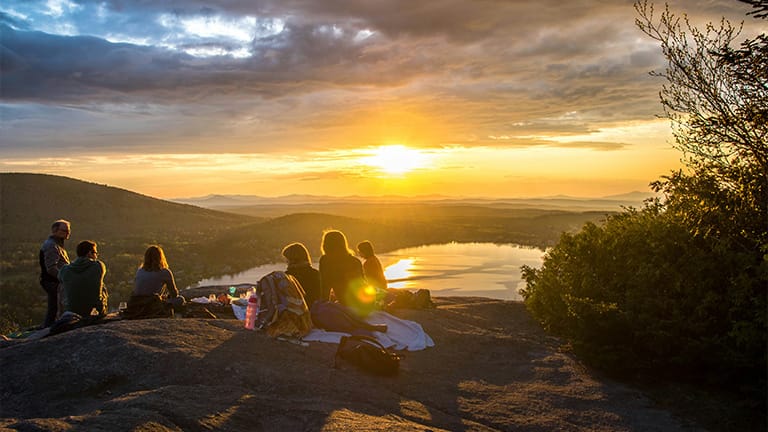 Jovens aproveitando o por do sol na montanha, natureza