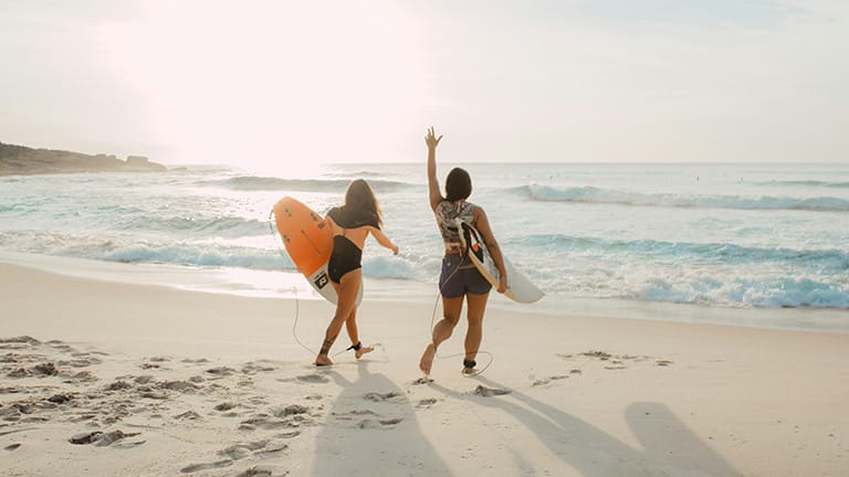 Imagem de Surfistas na Praia